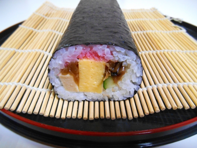 95979d78ea83b40e9bb7d0802062b0a6 s - 恵方巻き2017はいつ？あなたの食べ方、福を逃してる！